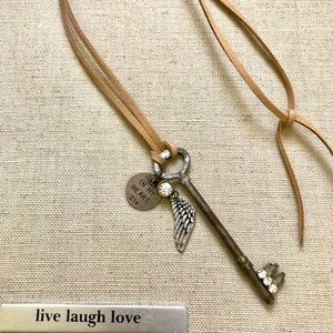 ❤️🌻Vintage Key and Angel Wing Necklace!NWT